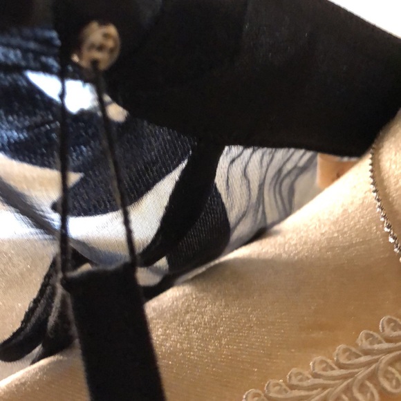 Correction: the top layer is 63% silk and 37% Viscose. - Picture 7 of 9